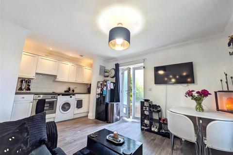 2 bedroom flat for sale, George Street, Ryde, PO33 2FE