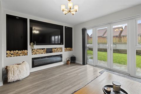 4 bedroom semi-detached house for sale, Hawthorn Way, Hellingly, Hailsham