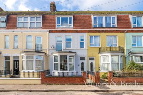 6 bed terraced house for rent in North Denes Road, Great Yarmouth