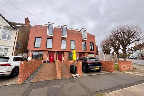 5 bed terraced house for rent in First Avenue, Chalkwell