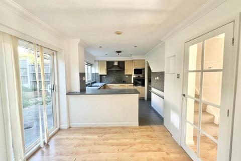 3 bedroom semi-detached house to rent, Pennyfields, Brentwood CM14