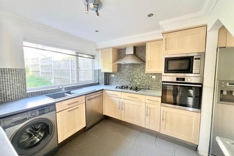3 bedroom semi-detached house to rent, Pennyfields, Brentwood CM14