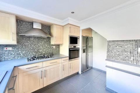 3 bedroom semi-detached house to rent, Pennyfields, Brentwood CM14