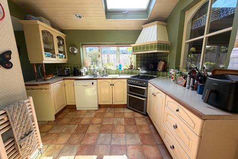 3 bedroom end of terrace house for sale, Silver Road, Street