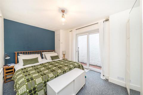 2 bedroom flat for sale, Eglinton Hill, London SE18