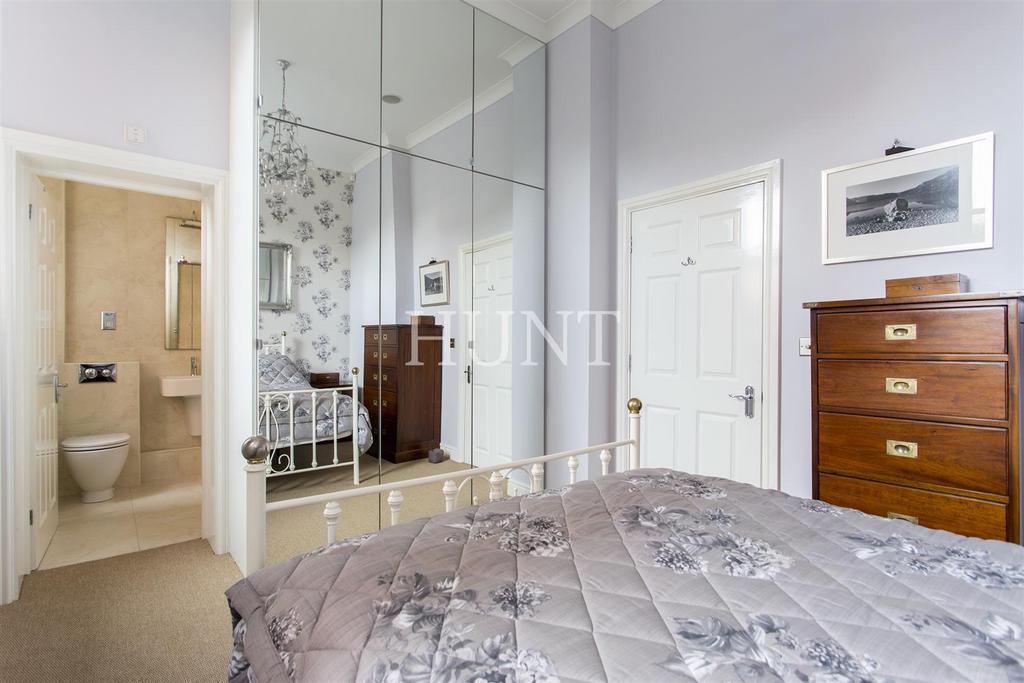 Master bedroom, en suite