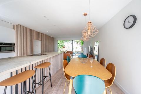 Savona Close, Wimbledon Village, London, SW19