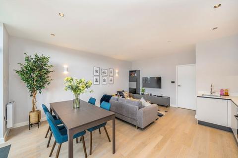 2 bedroom flat for sale, Chinbrook Road, London
