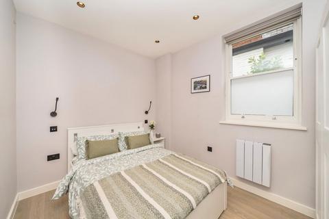 2 bedroom flat for sale, Chinbrook Road, London