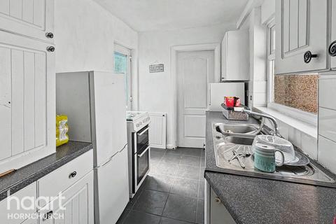 2 bedroom end of terrace house to rent, Abbs Cross Lane, Hornchurch