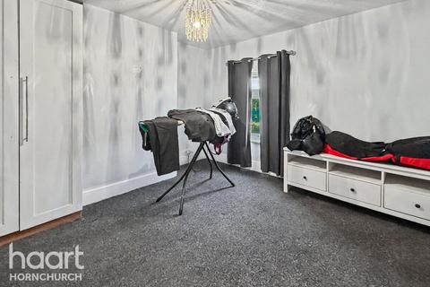 2 bedroom end of terrace house to rent, Abbs Cross Lane, Hornchurch