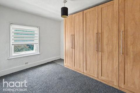 2 bedroom end of terrace house to rent, Abbs Cross Lane, Hornchurch