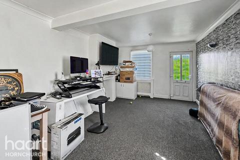 2 bedroom end of terrace house to rent, Abbs Cross Lane, Hornchurch