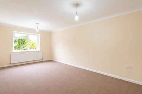 2 bedroom semi-detached house to rent, Brabazon Road, Heston TW5