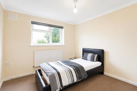 2 bedroom semi-detached house to rent, Brabazon Road, Heston TW5