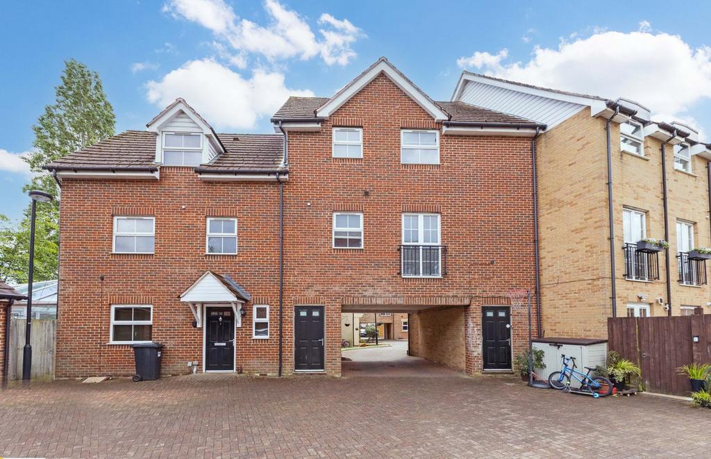 Detached house exterior, driveway
