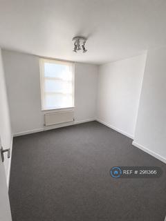 Studio to rent, Station Road, London, N3