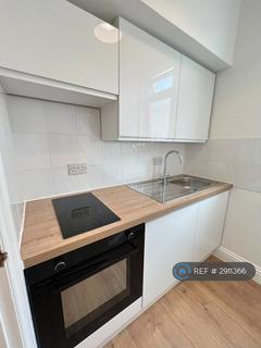 Studio to rent, Station Road, London, N3