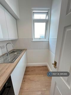 Studio to rent, Station Road, London, N3