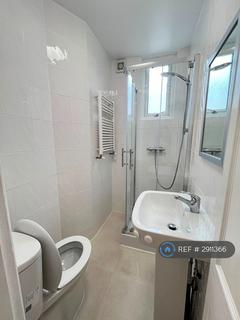 Studio to rent, Station Road, London, N3