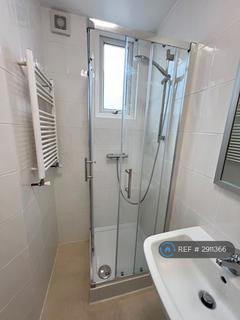 Studio to rent, Station Road, London, N3