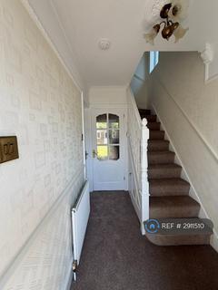 3 bedroom semi-detached house to rent, Larchwood Avenue, Romford, RM5
