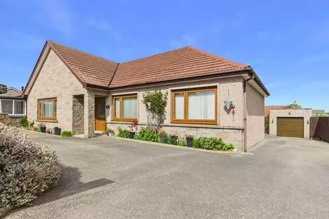 4 bedroom detached bungalow for sale