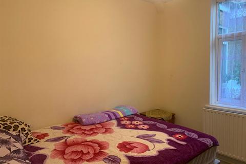 2 bedroom flat to rent, High Street