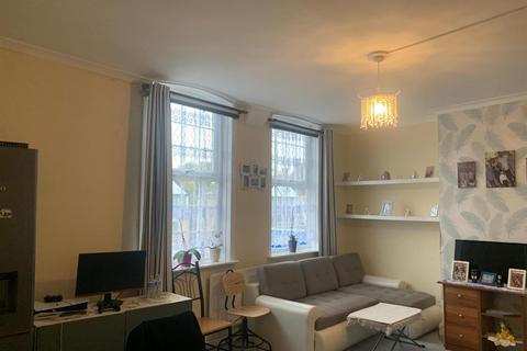 2 bedroom flat to rent, High Street