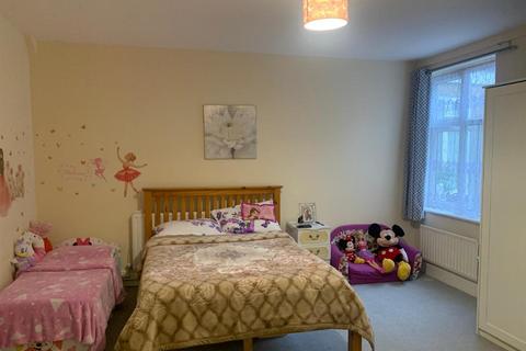 2 bedroom flat to rent, High Street