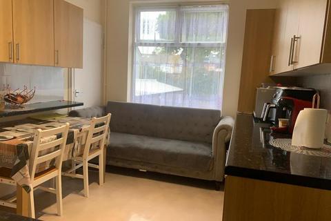 2 bedroom flat to rent, High Street