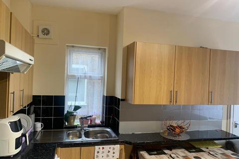 2 bedroom flat to rent, High Street