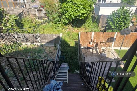 3 bedroom flat to rent, Landseer Avenue, London, E12