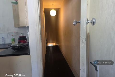 3 bedroom flat to rent, Landseer Avenue, London, E12