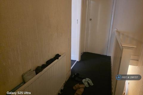 3 bedroom flat to rent, Landseer Avenue, London, E12