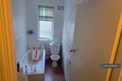 3 bedroom flat to rent, Landseer Avenue, London, E12