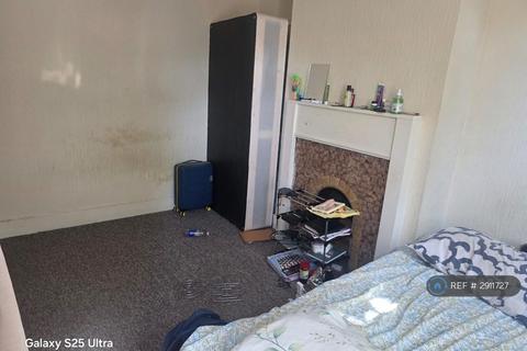 3 bedroom flat to rent, Landseer Avenue, London, E12