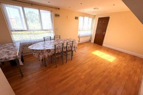 3 bedroom flat to rent, Whitchurch Lane, Edgware, HA8
