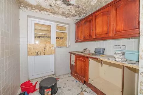 5 bedroom detached house for sale - View 4