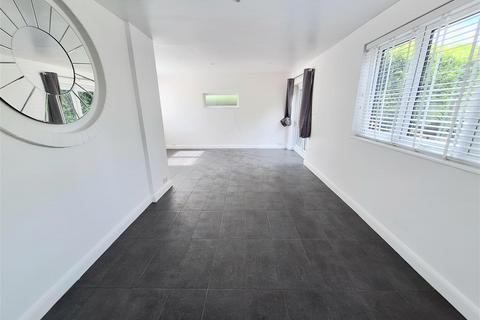 3 bedroom detached house to rent, Pine Grove, Brookmans Park Hatfield AL9