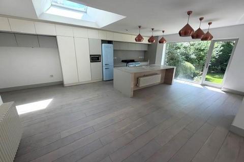 2 bedroom detached bungalow to rent, Lawrence Avenue, Mill Hill, NW7