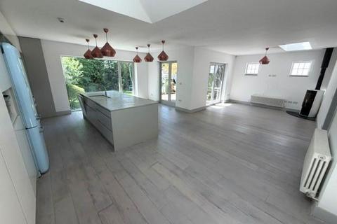2 bedroom detached bungalow to rent, Lawrence Avenue, Mill Hill, NW7
