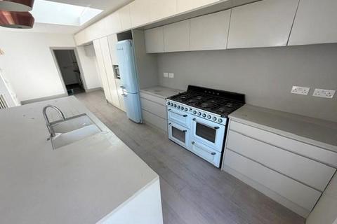 2 bedroom detached bungalow to rent, Lawrence Avenue, Mill Hill, NW7