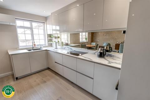 2 bedroom flat for sale, Castlegate, Tickhill, Doncaster