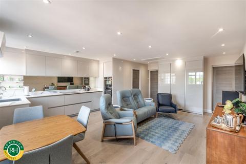2 bedroom flat for sale, Castlegate, Tickhill, Doncaster