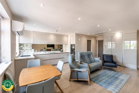 2 bedroom flat for sale, Castlegate, Tickhill, Doncaster
