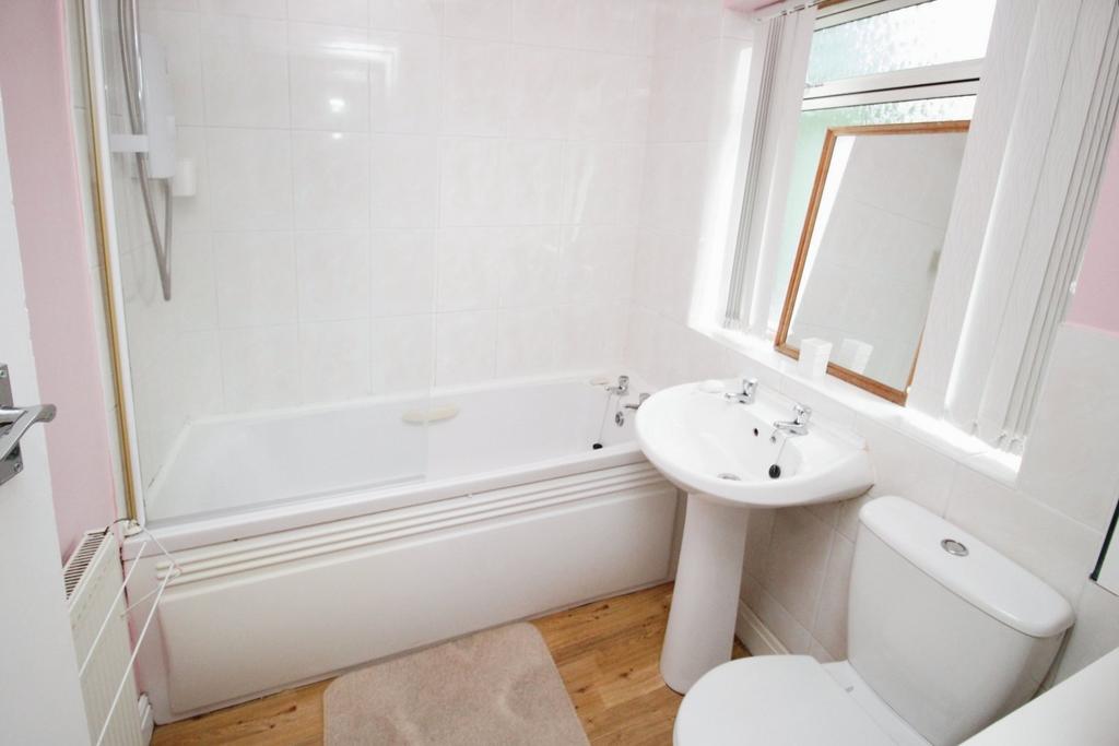 Ernocroft Grove, Greater Manchester M18 – další