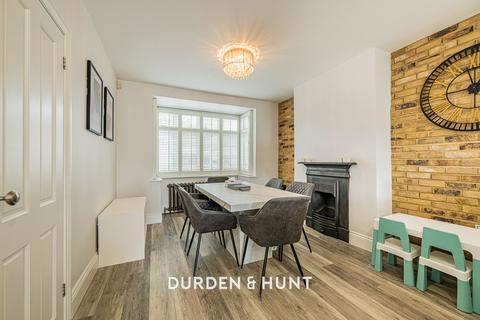 3 bedroom terraced house to rent, Stanley Road, Hornchurch, RM12
