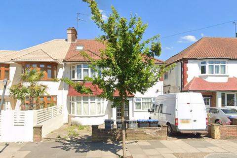 Studio to rent, Park Avenue North, London, NW10