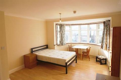Studio to rent, Park Avenue North, London, NW10